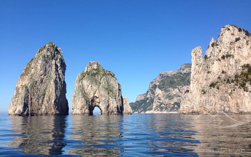 trascorri la tua vacanza a Capri in catamarano